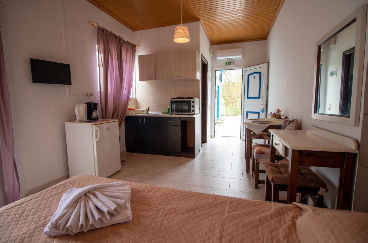 Akis Villa Studios & Apartment With Pool By Hotelius Agios Georgios Pagon Exterior foto